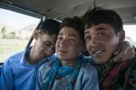 Sorhab et Mehrab, ses demi-frères, conduisent Ghorban à leur village.
Yakawlang, Afghanistan, juillet 2017.