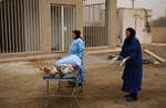 7 avril 2003.
Les civils blessés et décédés sont amenés à l'hôpital Al-Kindi.