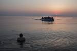 En 2015, environ 600000 migrants ont rejoint la Grèce depuis la Turquie. Une majorité d’entre eux ont traversé la mer en clandestin, comme sur ce zodiac. Île de Kos, Grèce. 7 juin 2015.