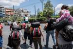 Athènes, 4 Juillet 2015.
Le groupe va monter dans un bus qui doit les conduire à Thessalonique, la dernière ville avant la zone frontalière où ils ont le droit de se rendre.