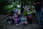 Thessalonique, 5 Juillet 2015.
La famille attend l'arrivée du conducteur d'un passeur pour être amenée dans la zone frontalière où ils n'ont pas l'autorisation de se rendre.