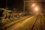 Slanishte, 7 Juillet 2015.
Le groupe arrivé en train à la dernière gare au Nord de la Macédoine est descendu du train par la police. Ils doivent continuer à pied pour tenter la traversée en clandestin.