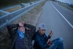 Serbie, autoroute E75, 8 Juillet 2015.
Jihan, épuisée par la nuit de marche entre la Macédoine et la Serbie, se repose sur le bord de l'autoroute qui traverse la frontière. 