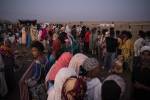 Camp de réfugiés de Hamdayet, Soudan. A l'aube, les réfugiés font aussi la queue pour s'enregistrer. 
